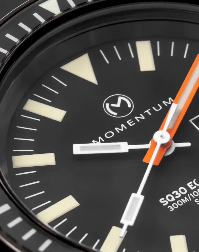 Zwart herenhorloge van Momentum Watches met een rubberen band SQ30 Eclipse Solar Black-Ion - TROPIC FKM RUBBER 42MM