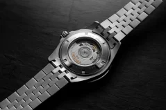 Montre Delma Watches pour homme de couleur argent avec bracelet en acier Santiago GMT Meridian Silver / Blue Red 43MM Automatic