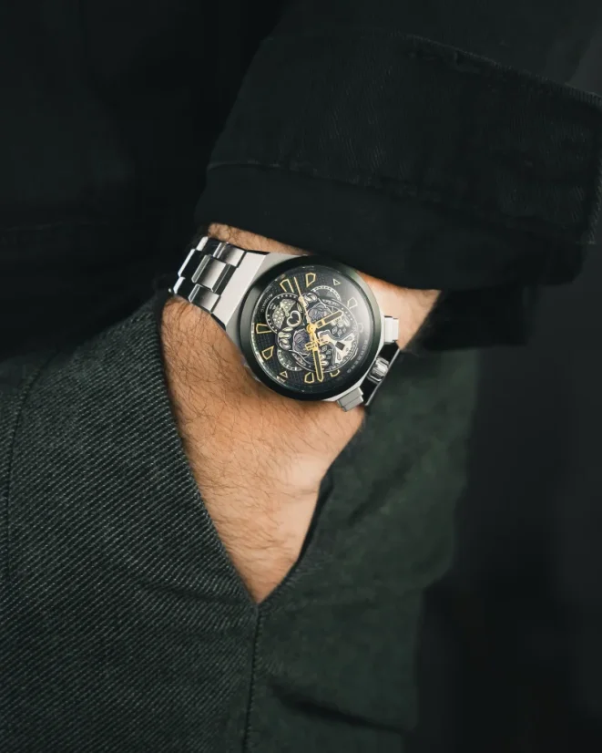 Srebrny zegarek męski Bomberg Watches ze stalowym paskiem CHRONO SKULL THROWBACK EDITION - SILVER 44MM Automatic