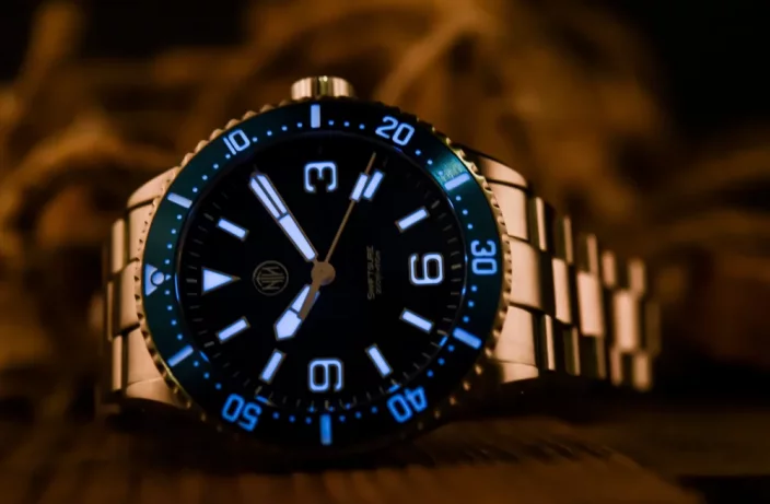 Herrenuhr aus Silber NTH Watches mit Stahlband 2K1 Subs Thresher No Date - Blue Automatic 43,7MM