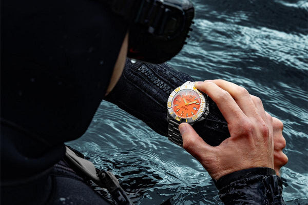 Montre Delma Watches pour homme de couleur argent avec bracelet en acier Blue Shark IV Silver Orange 47MM Automatic