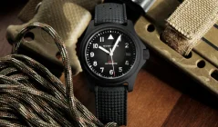 Zwart herenhorloge van Momentum Watches met een rubberen band Atlas Automatic Black-Ion - Red Tropic Rubber 38MM Automatic