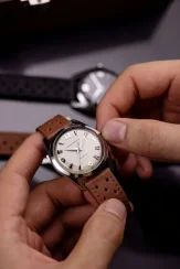 Zilverkleurig herenhorloge van Nivada Grenchen met leren band Antarctic 35001M14 35MM
