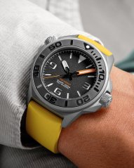 Zilverkleurig herenhorloge van Undone Watches met een rubberen band Aquadeep - Signal Yellow 43MM Automatic