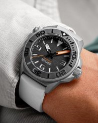 Montre Undone Watches pour homme de couleur argent avec bracelet en caoutchouc Aquadeep - Signal White 43MM Automatic