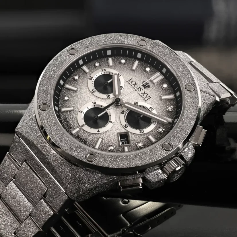 Montre Louis XVI pour homme en argent avec bracelet en acier Frosted Le Monarque 1212 - Silver 42MM