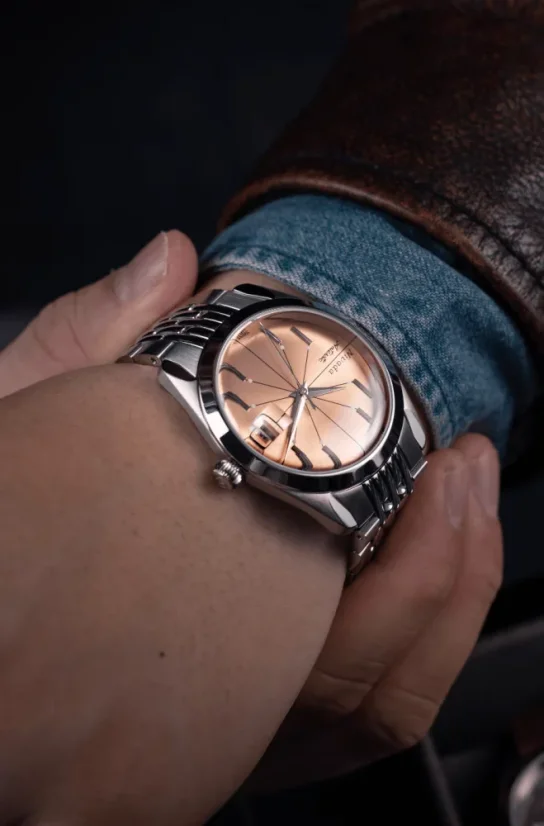 Herrenuhr aus Silber Nivada Grenchen mit Stahlband Antarctic Spider Salmon Date 32042A04 38MM Automatic
