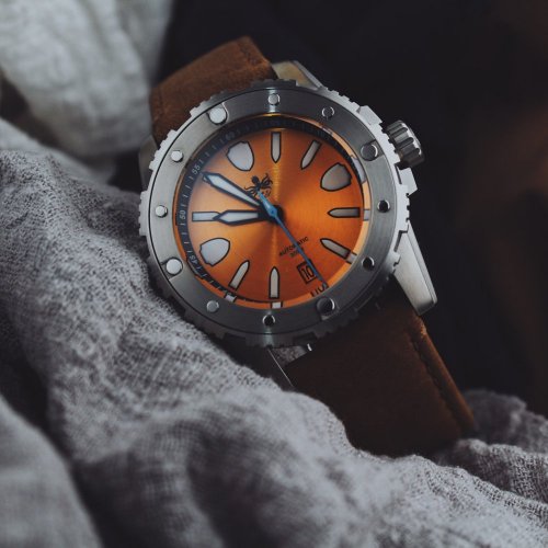 Strieborné pánske hodinky Phoibos Watches s koženým pásikom Great Wall 300M - Orange Automatic 42MM Limited Edition