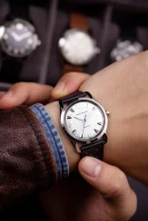 Zilverkleurig herenhorloge van Nivada Grenchen met leren band Antarctic 35005M14 35MM