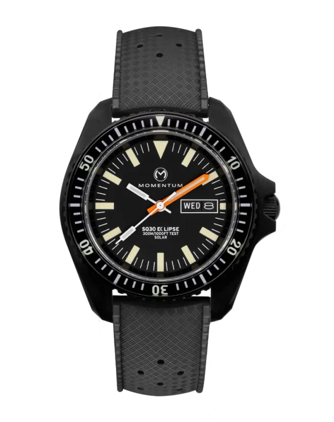 Zwart herenhorloge van Momentum Watches met een rubberen band SQ30 Eclipse Solar Black-Ion - TROPIC FKM RUBBER 42MM