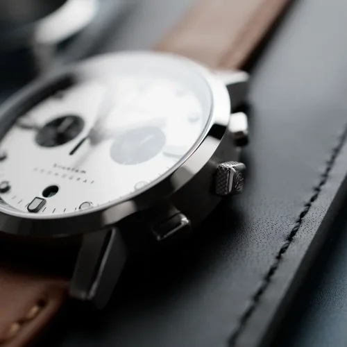 Herrenuhr aus Silber Henryarcher Watches mit Ledergürtel Kvantum - Vektor Windsor Tan 41MM