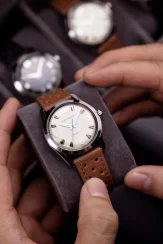 Zilverkleurig herenhorloge van Nivada Grenchen met leren band Antarctic 35004M14 35MM