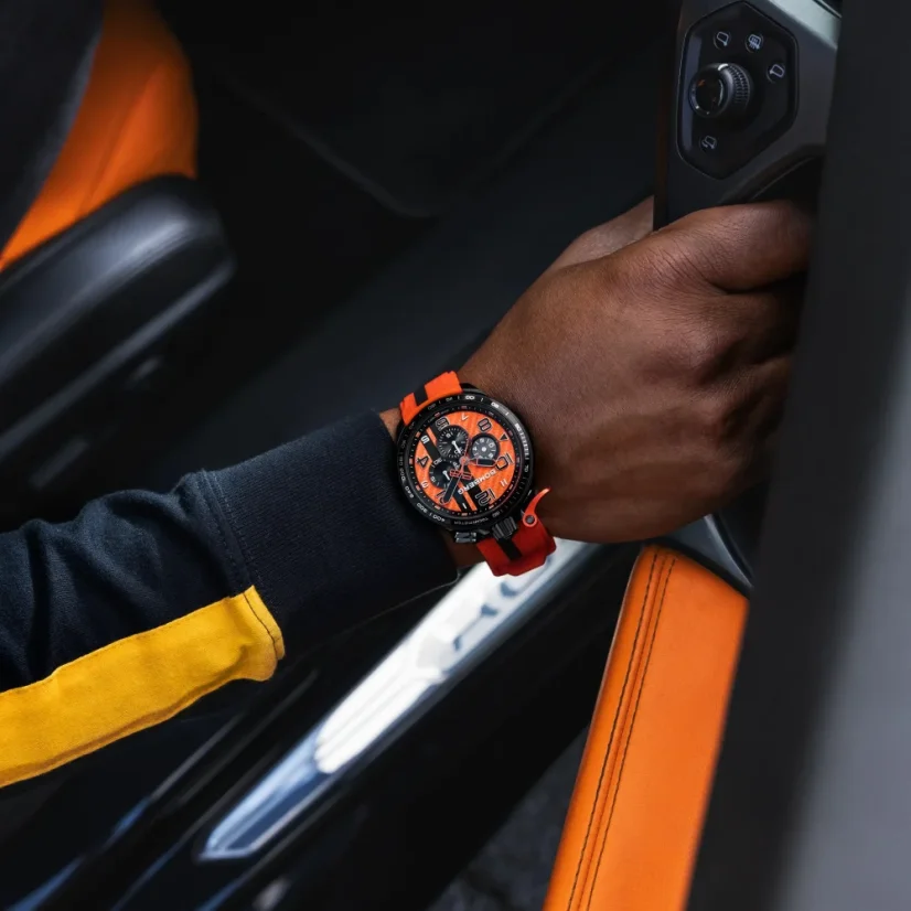 Zwart herenhorloge van Bomberg Watches met een rubberen band RACING CARBON OG 45MM