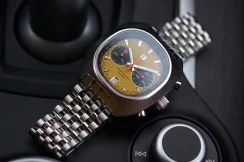Silberne Herrenuhr Straton Watches mit Stahlband Comp Driver Yellow 42MM