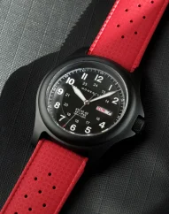 Zwart herenhorloge van Momentum Watches met een rubberen band Smokejumper Eclipse Solar - Black Tropic Rubber 42MM