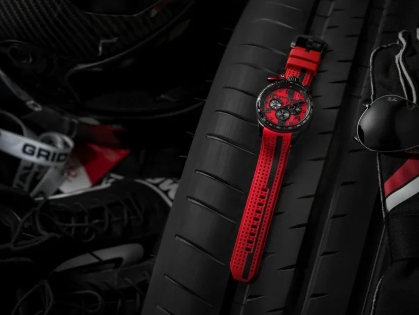 Schwarze Herrenuhr Bomberg Watches mit Gummiband Racing MONZA 45MM