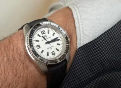 Strieborné pánske hodinky Momentum Watches s ocelovým pásikom Sea Quartz "Orca" Full Lume 42MM