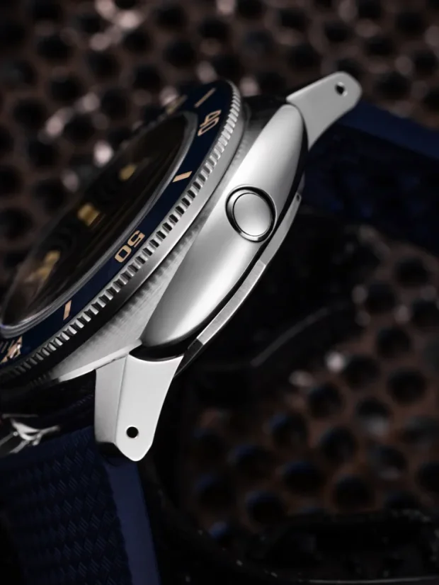 Zilverkleurig herenhorloge van Nivada Grenchen met rubberen riem Depthmaster Blue 14129A24 39MM Automatic