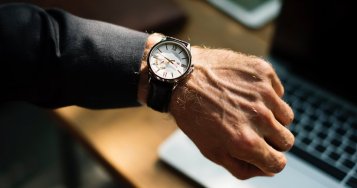On which hand is the watch worn? Here you will find the answer