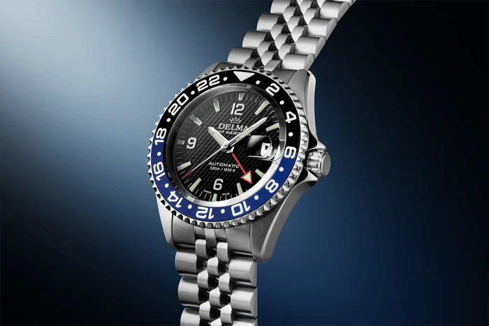 Herrenuhr aus Silber Delma Watches mit Stahlband Santiago GMT Meridian Silver / Black 43MM Automatic