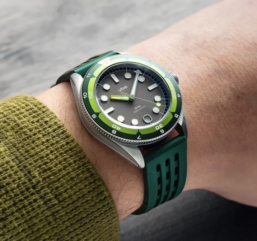 Strieborné pánske hodinky UBIQ s oceľovým pásikom DUAL - APPLESOUR 39MM Automatic