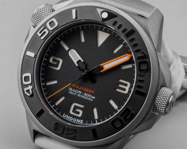 Zilverkleurig herenhorloge van Undone Watches met een rubberen band Aquadeep - Signal White 43MM Automatic