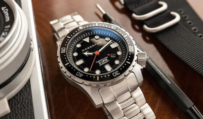 Męski srebrny zegarek Momentum Watches ze stalowym paskiem Torpedo Pro Eclipse Solar 44MM