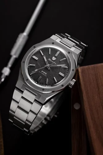 Relógio Nivada Grenchen prata para homem com bracelete em aço F77 TITANIUM MÉTÉORITE 68008A77 37MM Automatic