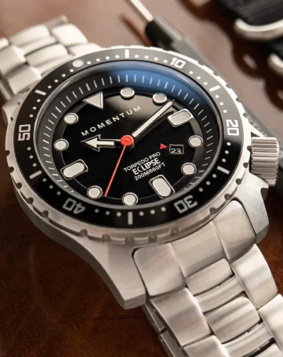 Relógio Momentum Watches prata para homens com pulseira de aço Torpedo Pro Eclipse Solar 44MM
