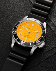 Zilverkleurig herenhorloge van Momentum Watches met een rubberen band M20 DSS Diver Black Hyper Rubber Yellow 42MM