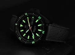 Zwart herenhorloge van Momentum Watches met stalen riem SQ30 Eclipse Solar Black-Ion - TROPIC FKM STEEL 42MM
