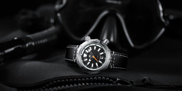 Strieborné pánske hodinky Phoibos Watches s koženým pásikom Vortex Anti-Magnetic PY042C - Black Automatic 43.5MM