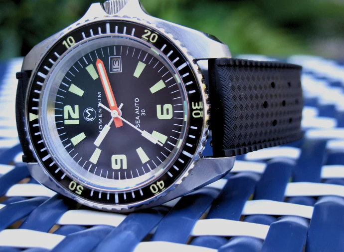 Strieborné pánske hodinky Momentum Watches s gumovým pásikom Sea Auto 30 Black Tropic Rubber 42MM Automatic