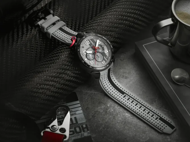 Čierne pánske hodinky Bomberg Watches s gumovým pásikom Racing HOCKENHEIM 45MM