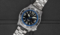 Herrenuhr aus Silber Momentum Watches mit Stahlband Torpedo Blast Eclipse Solar Blue 44MM