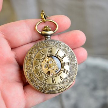 Die Geschichte und Verwendung der Taschenuhr: Ein elegantes und funktionales Accessoire