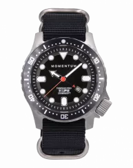Męski srebrny zegarek Momentum Watches z paskiem tekstylnym Torpedo Black Web NATO Solar 44MM