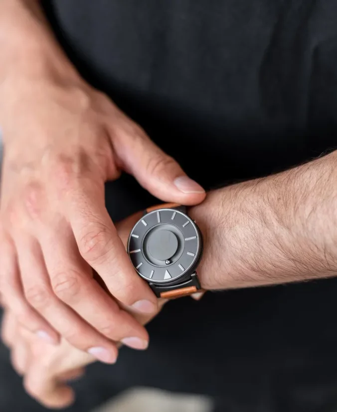 Reloj Eone negro de hombre con correa de piel Bradley Voyager Cobalt - Black 40MM