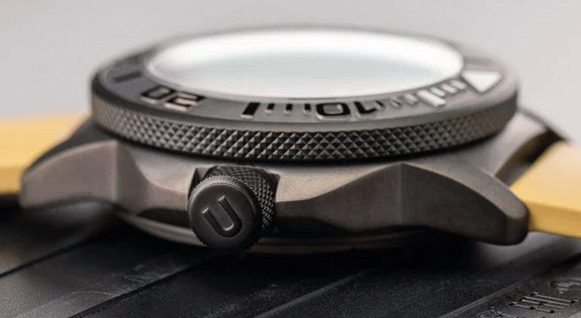 Montre Undone Watches pour hommes en noir avec bracelet en caoutchouc PVD Foxtrot 43MM Automatic