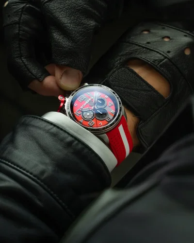 Stříbrné pánské hodinky Bomberg s gumovým páskem RACING 4.3 Red 45MM