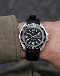 Montre Momentum Watches pour homme de couleur argent avec bracelet en caoutchouc Sea Quartz 30 Tropic FKM Rubber 42MM