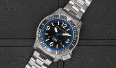 Zilverkleurig herenhorloge van Momentum Watches met stalen riem band Torpedo Blast Eclipse Solar Blue 44MM