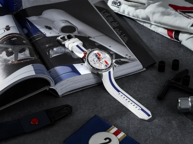 Silberne Herrenuhr Bomberg Watches mit Gummiband Racing 3.8 White / Blue 45MM