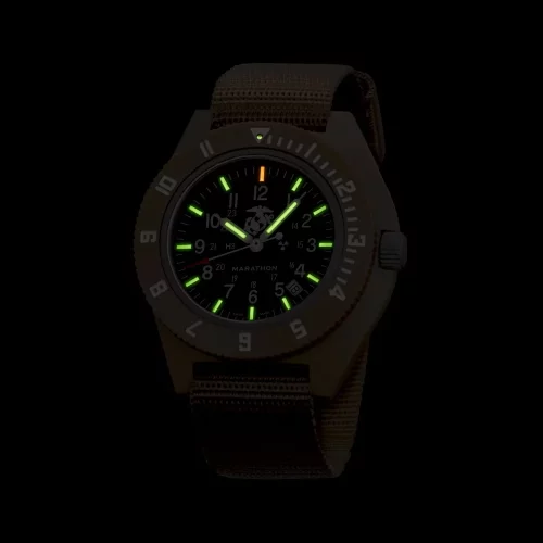 Hnědé pánské hodinky Marathon Watches s nylonovým páskem Official USMC Desert Tan Pilot's Navigator with Date 41MM