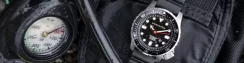 Herrenuhr aus Silber Momentum Watches mit Textilband Torpedo Black Web NATO Solar 44MM