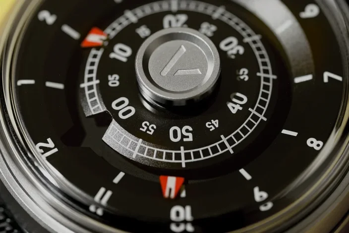 Zilveren herenhorloge van Aisiondesign Watches met stalen riem NGIZED Suspended Dial - Black Dial 42.5MM