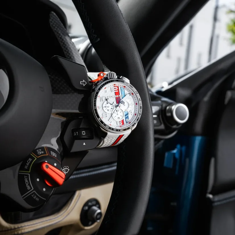 Srebrny zegarek męski Bomberg Watches z gumowym paskiem RACING CARBON MT 45MM