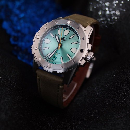 Zilverkleurig herenhorloge van Phoibos Watches met leren band Great Wall 300M - Green Automatic 42MM Limited Edition