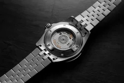 Herrenuhr aus Silber Delma Watches mit Stahlband Santiago GMT Meridian Silver / Blue Red 43MM Automatic