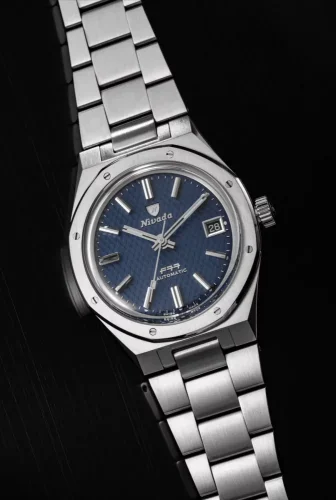 Montre Nivada Grenchen pour hommes en argent avec bracelet en acier F77 Blue Date 68001A77 37MM Automatic